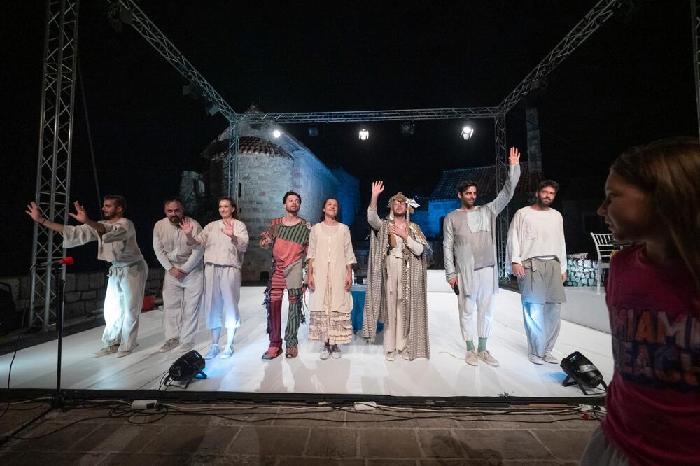 Sa poklona, Foto: Festival Ćirilicom