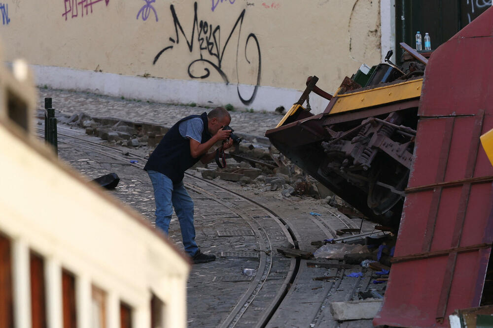 <p>Manuel Leal, lider sindikata Fektrans, rekao je za lokalnu televiziju da su radnici na uspinjači Glorija – jednom od simbola grada – ukazivali na probleme sa zatezanjem vučnog kabla, što je otežavalo kočenje, ali je još rano reći da li je to bio uzrok nesreće</p>