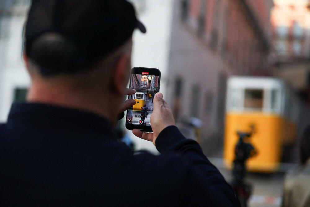 <p>Manuel Leal, lider sindikata Fektrans, rekao je za lokalnu televiziju da su radnici na uspinjači Glorija – jednom od simbola grada – ukazivali na probleme sa zatezanjem vučnog kabla, što je otežavalo kočenje, ali je još rano reći da li je to bio uzrok nesreće</p>