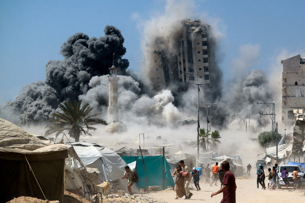 Zgrada u Gazi se ruši nakon izraelskog napada, Foto: REUTERS