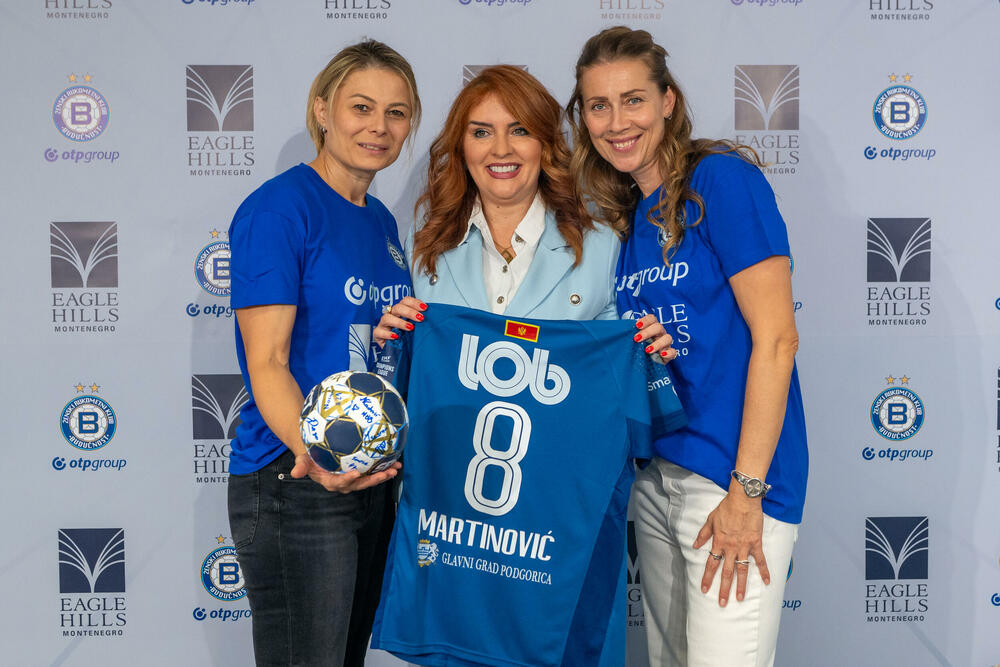 Bojana Popović, Maja Savić