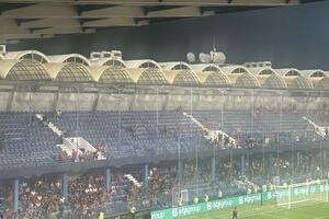 Navijači iz nepoznatog razloga napustili sjevernu tribinu