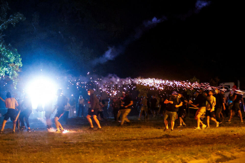 <p>"U Novom Sadu su, uz prisustvo predstavnika Evropskog parlamenta, neki pokušali da ugroze stabilnost i sigurnost Srbije sa fantomkama na glavama, šljemovima na tjemenu. Po svaku cijenu su želeli da zauzmu prostorije Filozofskog fakulteta u Novom Sadu i u tome nisu uspjeli", kazao je predsjednik Srbije</p>