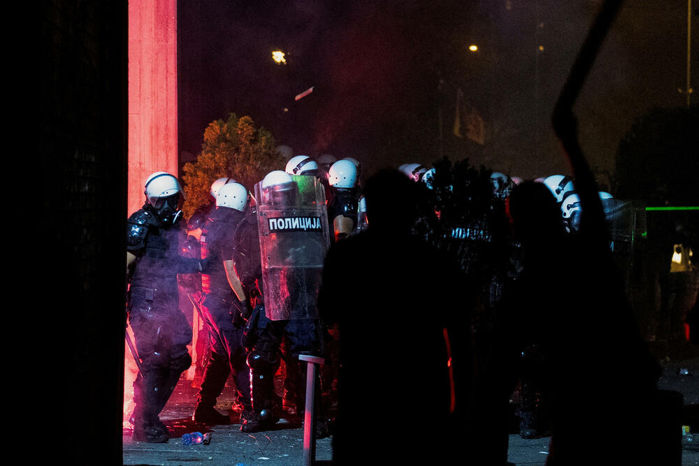 <p>"U Novom Sadu su, uz prisustvo predstavnika Evropskog parlamenta, neki pokušali da ugroze stabilnost i sigurnost Srbije sa fantomkama na glavama, šljemovima na tjemenu. Po svaku cijenu su želeli da zauzmu prostorije Filozofskog fakulteta u Novom Sadu i u tome nisu uspjeli", kazao je predsjednik Srbije</p>