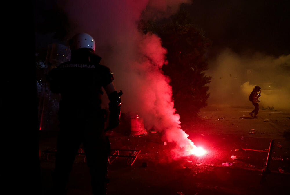 <p>"U Novom Sadu su, uz prisustvo predstavnika Evropskog parlamenta, neki pokušali da ugroze stabilnost i sigurnost Srbije sa fantomkama na glavama, šljemovima na tjemenu. Po svaku cijenu su želeli da zauzmu prostorije Filozofskog fakulteta u Novom Sadu i u tome nisu uspjeli", kazao je predsjednik Srbije</p>