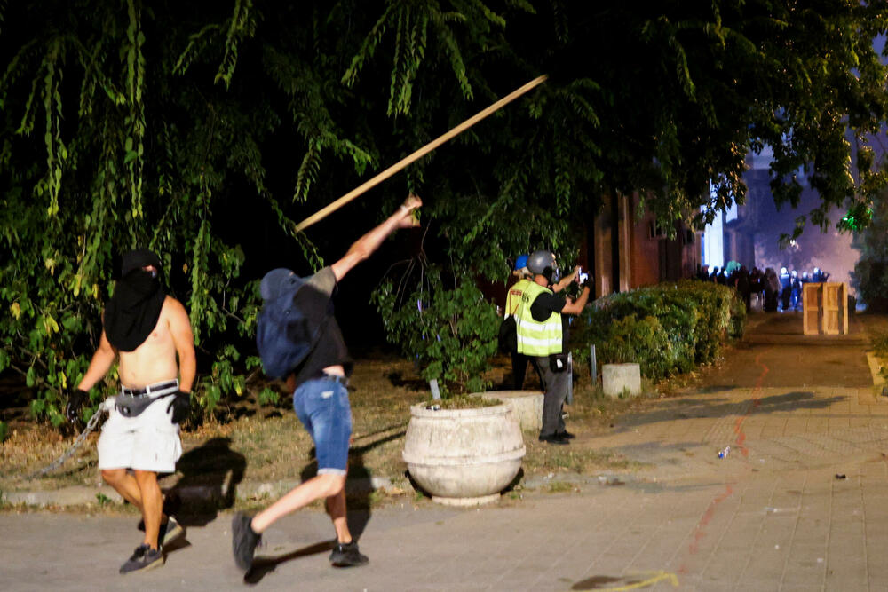 <p>"U Novom Sadu su, uz prisustvo predstavnika Evropskog parlamenta, neki pokušali da ugroze stabilnost i sigurnost Srbije sa fantomkama na glavama, šljemovima na tjemenu. Po svaku cijenu su želeli da zauzmu prostorije Filozofskog fakulteta u Novom Sadu i u tome nisu uspjeli", kazao je predsjednik Srbije</p>