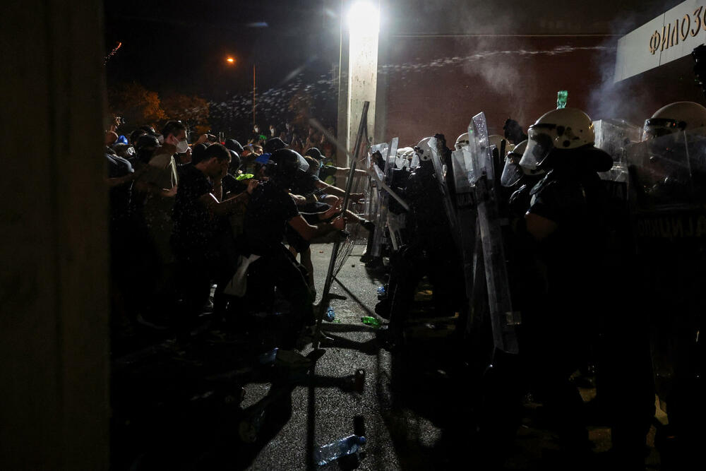 <p>"U Novom Sadu su, uz prisustvo predstavnika Evropskog parlamenta, neki pokušali da ugroze stabilnost i sigurnost Srbije sa fantomkama na glavama, šljemovima na tjemenu. Po svaku cijenu su želeli da zauzmu prostorije Filozofskog fakulteta u Novom Sadu i u tome nisu uspjeli", kazao je predsjednik Srbije</p>