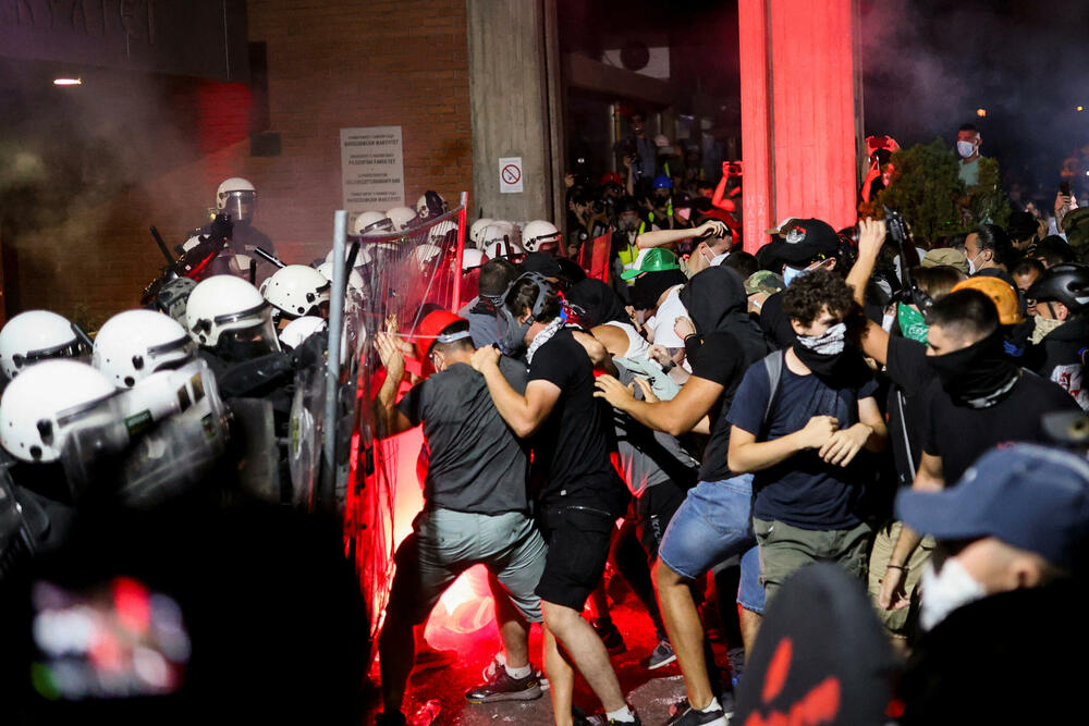 <p>"U Novom Sadu su, uz prisustvo predstavnika Evropskog parlamenta, neki pokušali da ugroze stabilnost i sigurnost Srbije sa fantomkama na glavama, šljemovima na tjemenu. Po svaku cijenu su želeli da zauzmu prostorije Filozofskog fakulteta u Novom Sadu i u tome nisu uspjeli", kazao je predsjednik Srbije</p>