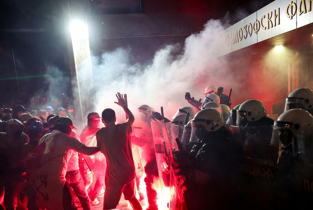 <p>"U Novom Sadu su, uz prisustvo predstavnika Evropskog parlamenta, neki pokušali da ugroze stabilnost i sigurnost Srbije sa fantomkama na glavama, šljemovima na tjemenu. Po svaku cijenu su želeli da zauzmu prostorije Filozofskog fakulteta u Novom Sadu i u tome nisu uspjeli", kazao je predsjednik Srbije</p>