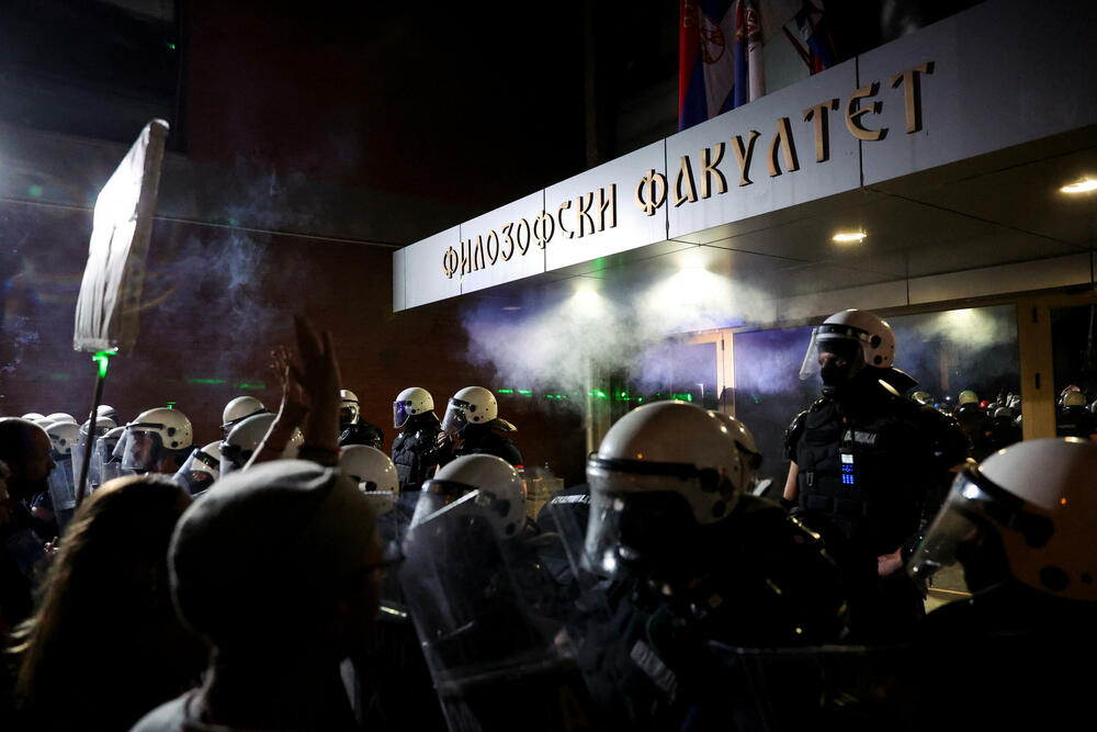 <p>"U Novom Sadu su, uz prisustvo predstavnika Evropskog parlamenta, neki pokušali da ugroze stabilnost i sigurnost Srbije sa fantomkama na glavama, šljemovima na tjemenu. Po svaku cijenu su želeli da zauzmu prostorije Filozofskog fakulteta u Novom Sadu i u tome nisu uspjeli", kazao je predsjednik Srbije</p>