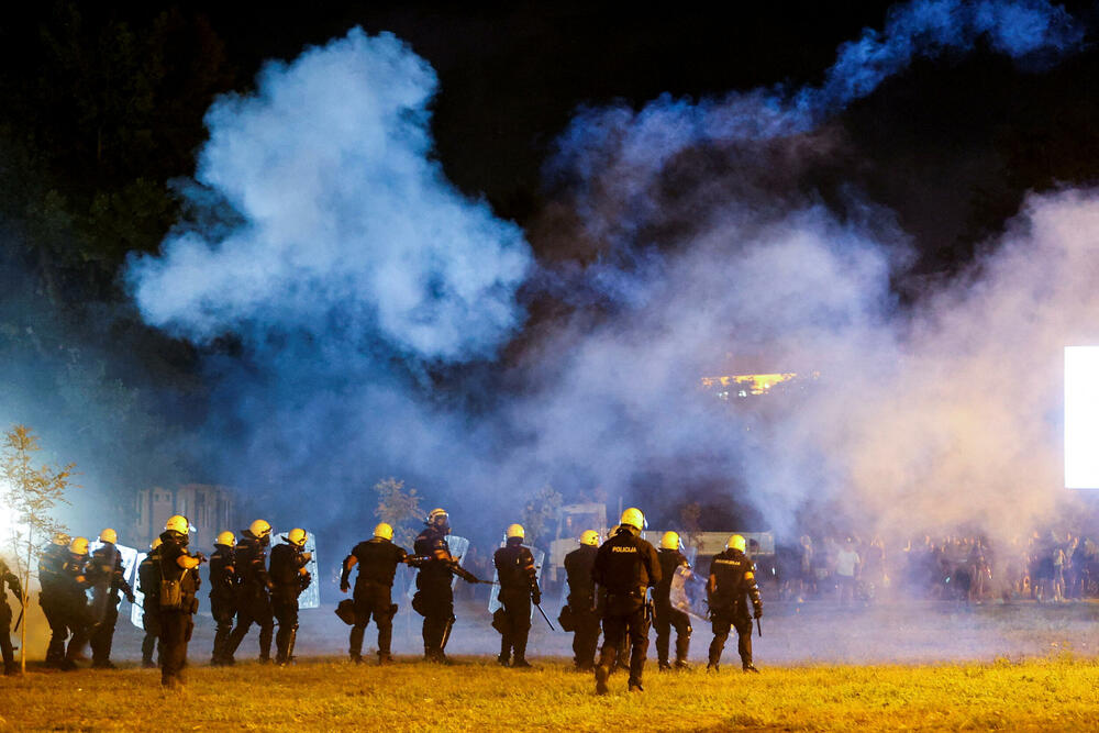 <p>"U Novom Sadu su, uz prisustvo predstavnika Evropskog parlamenta, neki pokušali da ugroze stabilnost i sigurnost Srbije sa fantomkama na glavama, šljemovima na tjemenu. Po svaku cijenu su želeli da zauzmu prostorije Filozofskog fakulteta u Novom Sadu i u tome nisu uspjeli", kazao je predsjednik Srbije</p>