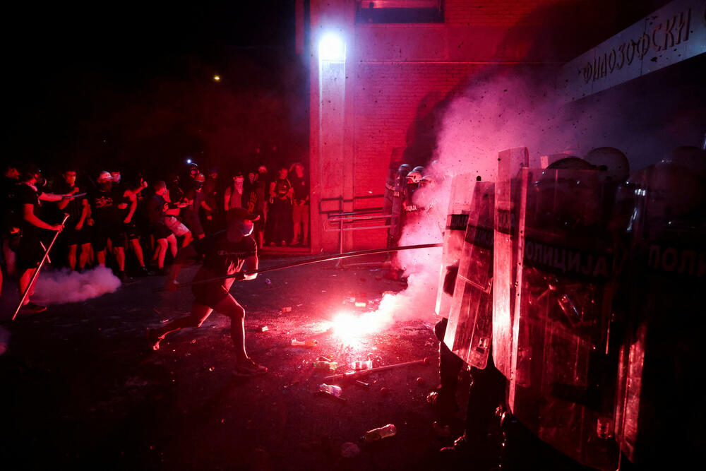 <p>"U Novom Sadu su, uz prisustvo predstavnika Evropskog parlamenta, neki pokušali da ugroze stabilnost i sigurnost Srbije sa fantomkama na glavama, šljemovima na tjemenu. Po svaku cijenu su želeli da zauzmu prostorije Filozofskog fakulteta u Novom Sadu i u tome nisu uspjeli", kazao je predsjednik Srbije</p>