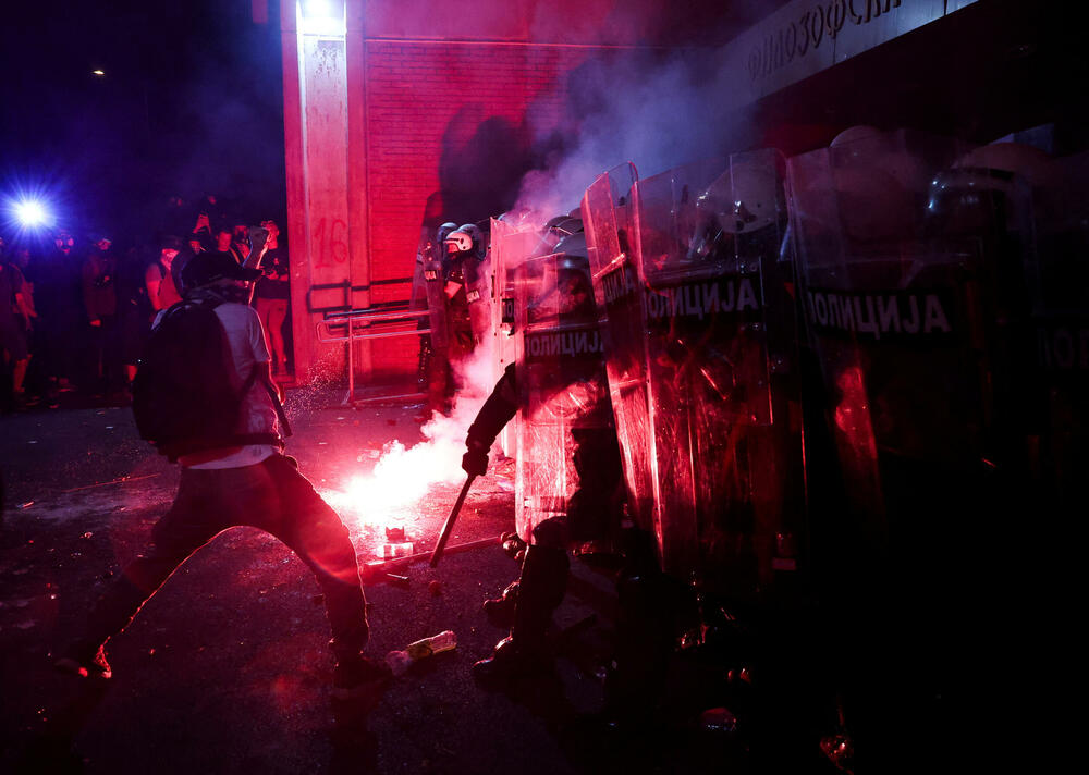 <p>"U Novom Sadu su, uz prisustvo predstavnika Evropskog parlamenta, neki pokušali da ugroze stabilnost i sigurnost Srbije sa fantomkama na glavama, šljemovima na tjemenu. Po svaku cijenu su želeli da zauzmu prostorije Filozofskog fakulteta u Novom Sadu i u tome nisu uspjeli", kazao je predsjednik Srbije</p>