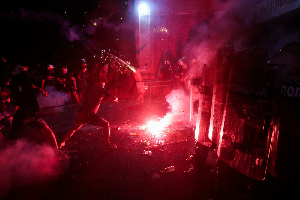<p>"U Novom Sadu su, uz prisustvo predstavnika Evropskog parlamenta, neki pokušali da ugroze stabilnost i sigurnost Srbije sa fantomkama na glavama, šljemovima na tjemenu. Po svaku cijenu su želeli da zauzmu prostorije Filozofskog fakulteta u Novom Sadu i u tome nisu uspjeli", kazao je predsjednik Srbije</p>