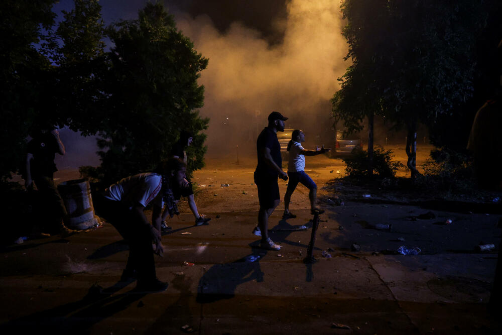 <p>"U Novom Sadu su, uz prisustvo predstavnika Evropskog parlamenta, neki pokušali da ugroze stabilnost i sigurnost Srbije sa fantomkama na glavama, šljemovima na tjemenu. Po svaku cijenu su želeli da zauzmu prostorije Filozofskog fakulteta u Novom Sadu i u tome nisu uspjeli", kazao je predsjednik Srbije</p>