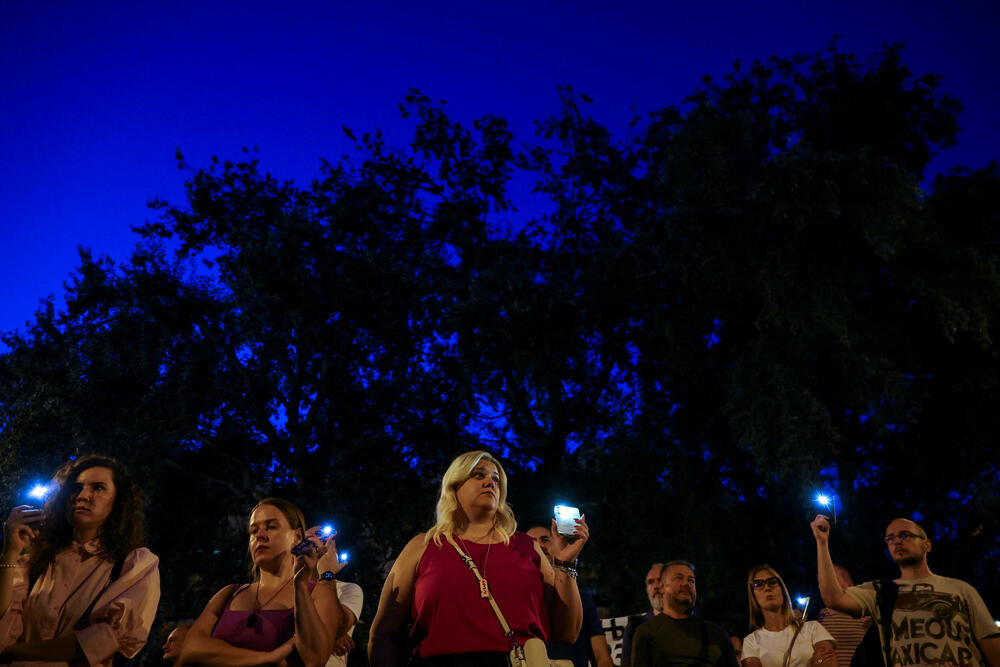 <p>"U Novom Sadu su, uz prisustvo predstavnika Evropskog parlamenta, neki pokušali da ugroze stabilnost i sigurnost Srbije sa fantomkama na glavama, šljemovima na tjemenu. Po svaku cijenu su želeli da zauzmu prostorije Filozofskog fakulteta u Novom Sadu i u tome nisu uspjeli", kazao je predsjednik Srbije</p>