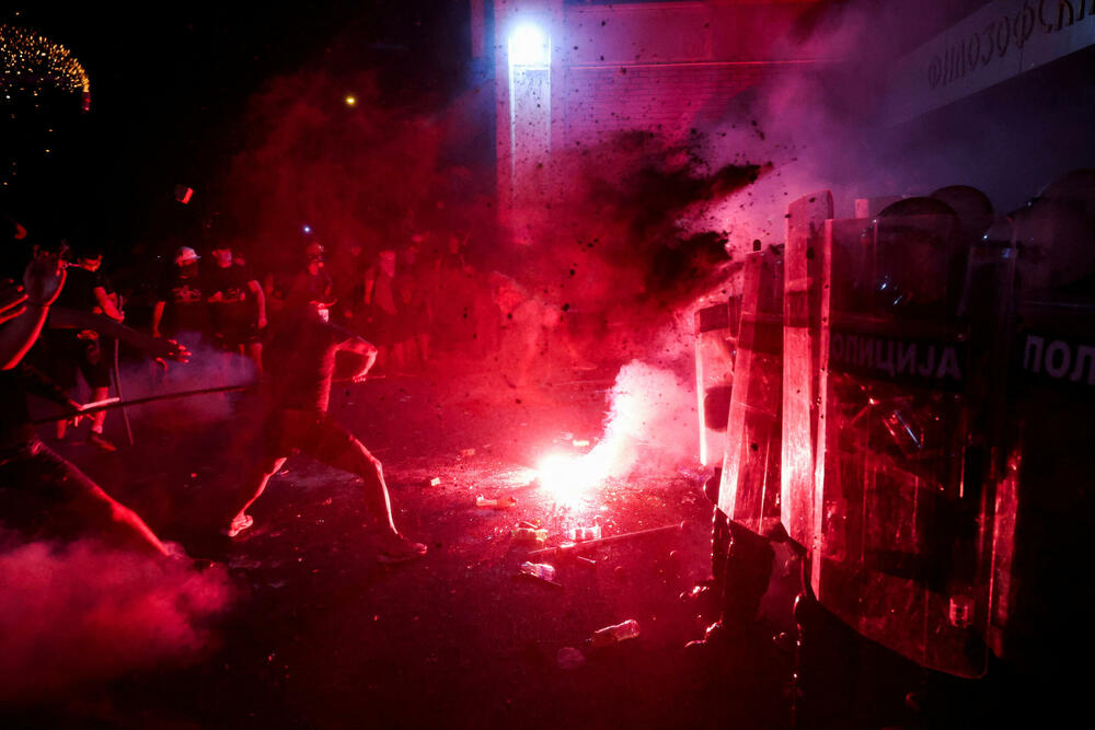 <p>"U Novom Sadu su, uz prisustvo predstavnika Evropskog parlamenta, neki pokušali da ugroze stabilnost i sigurnost Srbije sa fantomkama na glavama, šljemovima na tjemenu. Po svaku cijenu su želeli da zauzmu prostorije Filozofskog fakulteta u Novom Sadu i u tome nisu uspjeli", kazao je predsjednik Srbije</p>