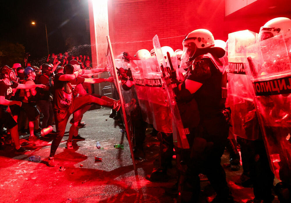 <p>"U Novom Sadu su, uz prisustvo predstavnika Evropskog parlamenta, neki pokušali da ugroze stabilnost i sigurnost Srbije sa fantomkama na glavama, šljemovima na tjemenu. Po svaku cijenu su želeli da zauzmu prostorije Filozofskog fakulteta u Novom Sadu i u tome nisu uspjeli", kazao je predsjednik Srbije</p>