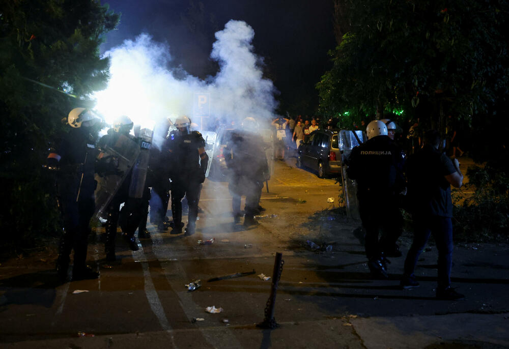 <p>"U Novom Sadu su, uz prisustvo predstavnika Evropskog parlamenta, neki pokušali da ugroze stabilnost i sigurnost Srbije sa fantomkama na glavama, šljemovima na tjemenu. Po svaku cijenu su želeli da zauzmu prostorije Filozofskog fakulteta u Novom Sadu i u tome nisu uspjeli", kazao je predsjednik Srbije</p>