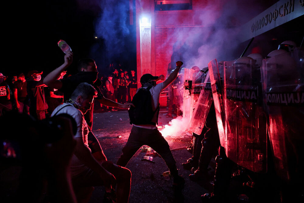 <p>"U Novom Sadu su, uz prisustvo predstavnika Evropskog parlamenta, neki pokušali da ugroze stabilnost i sigurnost Srbije sa fantomkama na glavama, šljemovima na tjemenu. Po svaku cijenu su želeli da zauzmu prostorije Filozofskog fakulteta u Novom Sadu i u tome nisu uspjeli", kazao je predsjednik Srbije</p>