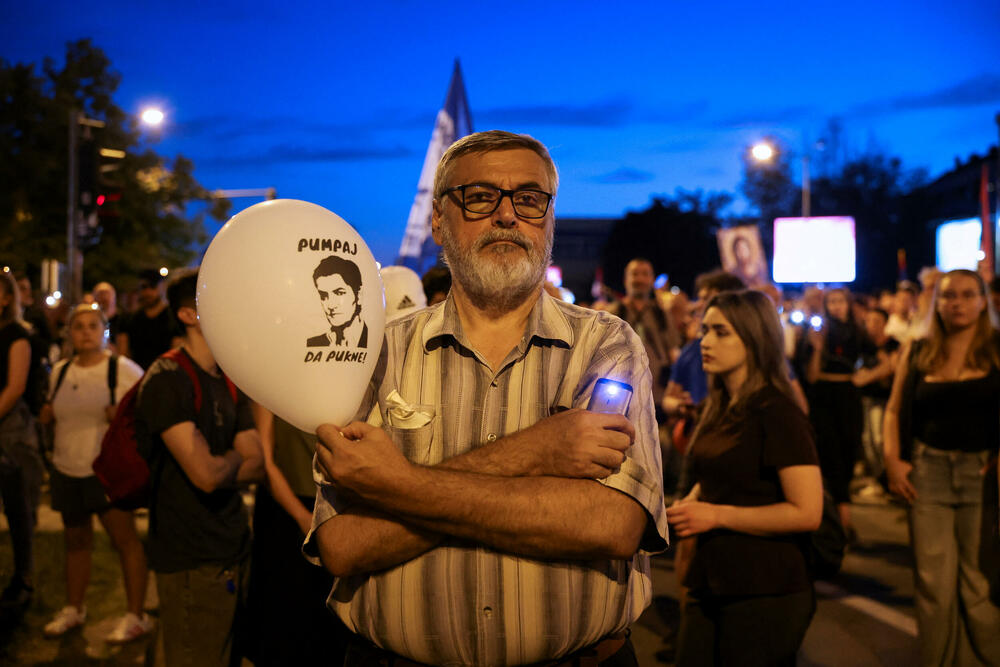 <p>"U Novom Sadu su, uz prisustvo predstavnika Evropskog parlamenta, neki pokušali da ugroze stabilnost i sigurnost Srbije sa fantomkama na glavama, šljemovima na tjemenu. Po svaku cijenu su želeli da zauzmu prostorije Filozofskog fakulteta u Novom Sadu i u tome nisu uspjeli", kazao je predsjednik Srbije</p>