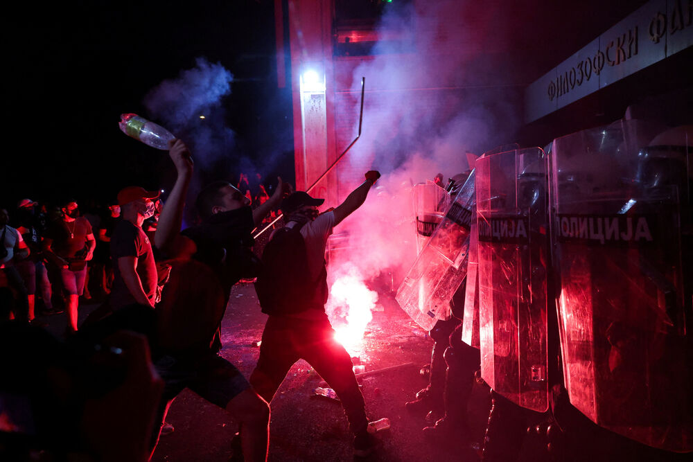 <p>"U Novom Sadu su, uz prisustvo predstavnika Evropskog parlamenta, neki pokušali da ugroze stabilnost i sigurnost Srbije sa fantomkama na glavama, šljemovima na tjemenu. Po svaku cijenu su želeli da zauzmu prostorije Filozofskog fakulteta u Novom Sadu i u tome nisu uspjeli", kazao je predsjednik Srbije</p>