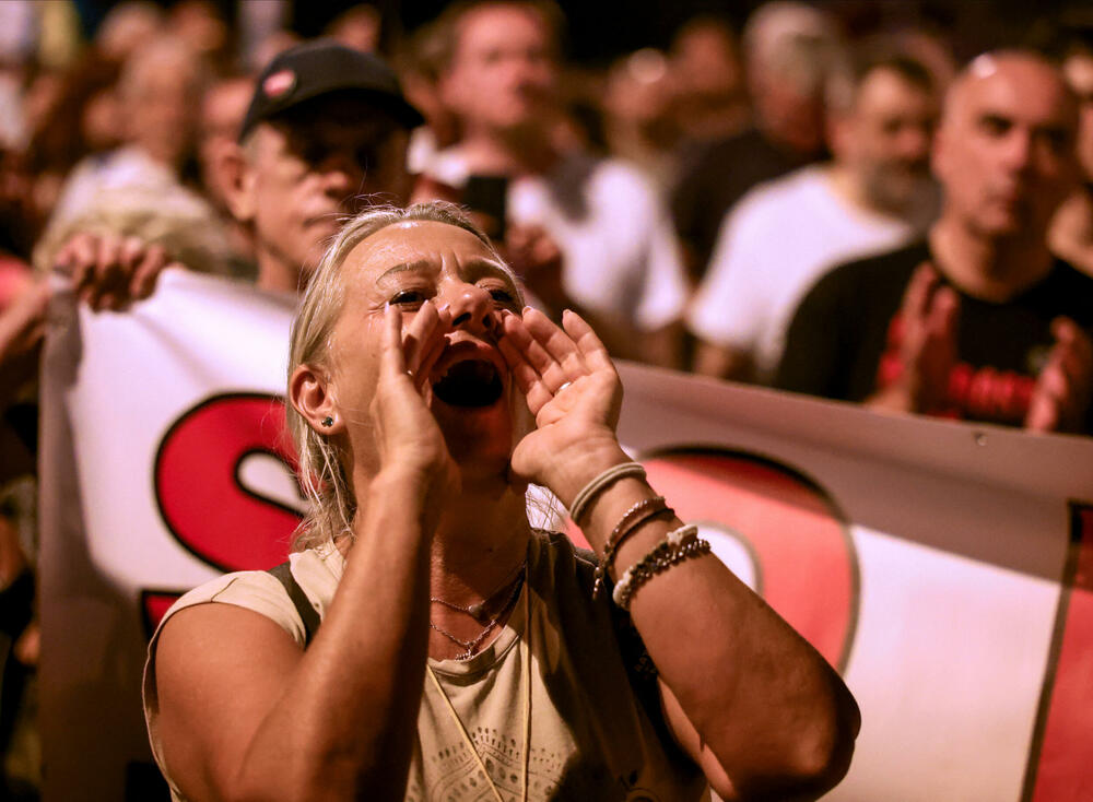 <p>"U Novom Sadu su, uz prisustvo predstavnika Evropskog parlamenta, neki pokušali da ugroze stabilnost i sigurnost Srbije sa fantomkama na glavama, šljemovima na tjemenu. Po svaku cijenu su želeli da zauzmu prostorije Filozofskog fakulteta u Novom Sadu i u tome nisu uspjeli", kazao je predsjednik Srbije</p>