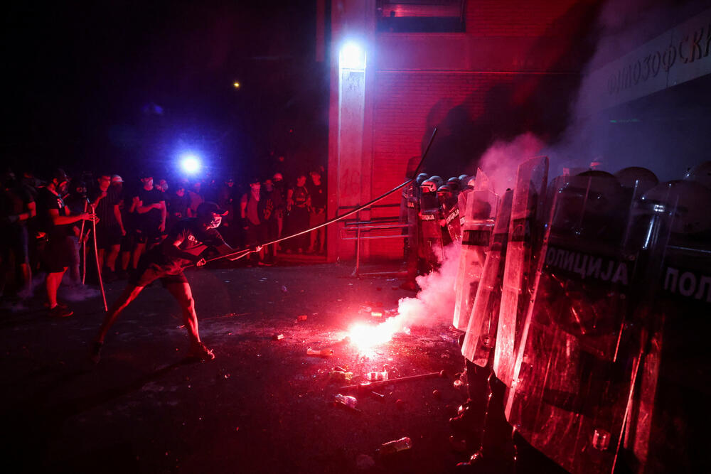 <p>"U Novom Sadu su, uz prisustvo predstavnika Evropskog parlamenta, neki pokušali da ugroze stabilnost i sigurnost Srbije sa fantomkama na glavama, šljemovima na tjemenu. Po svaku cijenu su želeli da zauzmu prostorije Filozofskog fakulteta u Novom Sadu i u tome nisu uspjeli", kazao je predsjednik Srbije</p>