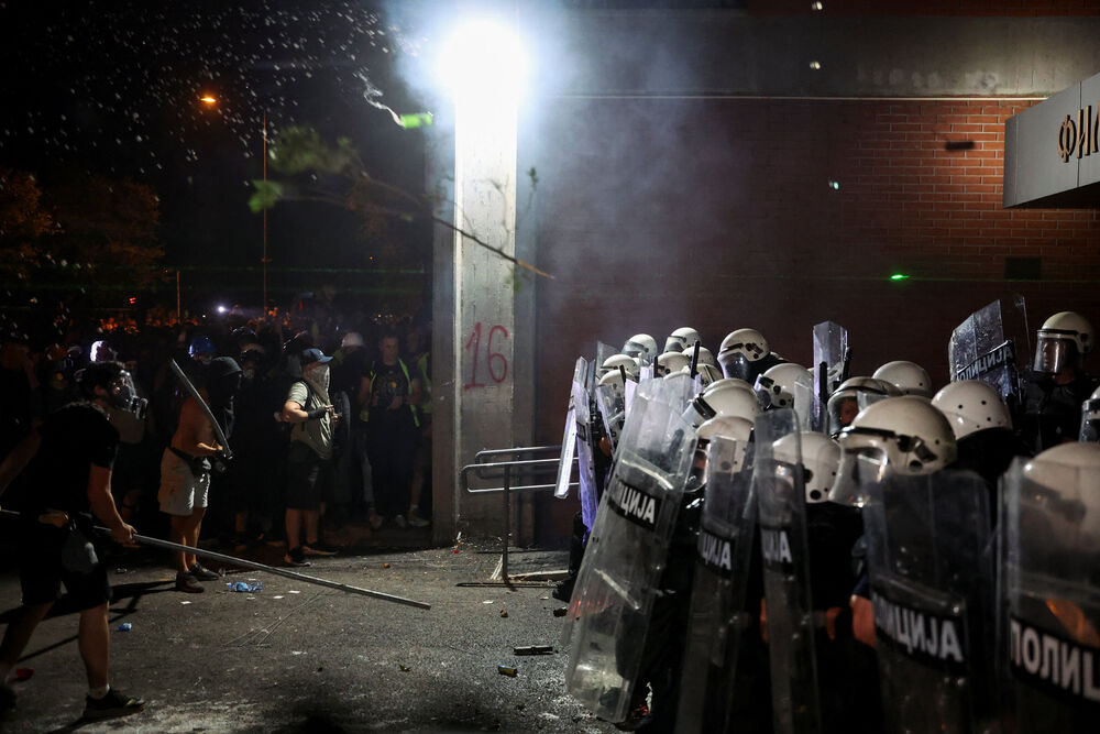 <p>"U Novom Sadu su, uz prisustvo predstavnika Evropskog parlamenta, neki pokušali da ugroze stabilnost i sigurnost Srbije sa fantomkama na glavama, šljemovima na tjemenu. Po svaku cijenu su želeli da zauzmu prostorije Filozofskog fakulteta u Novom Sadu i u tome nisu uspjeli", kazao je predsjednik Srbije</p>