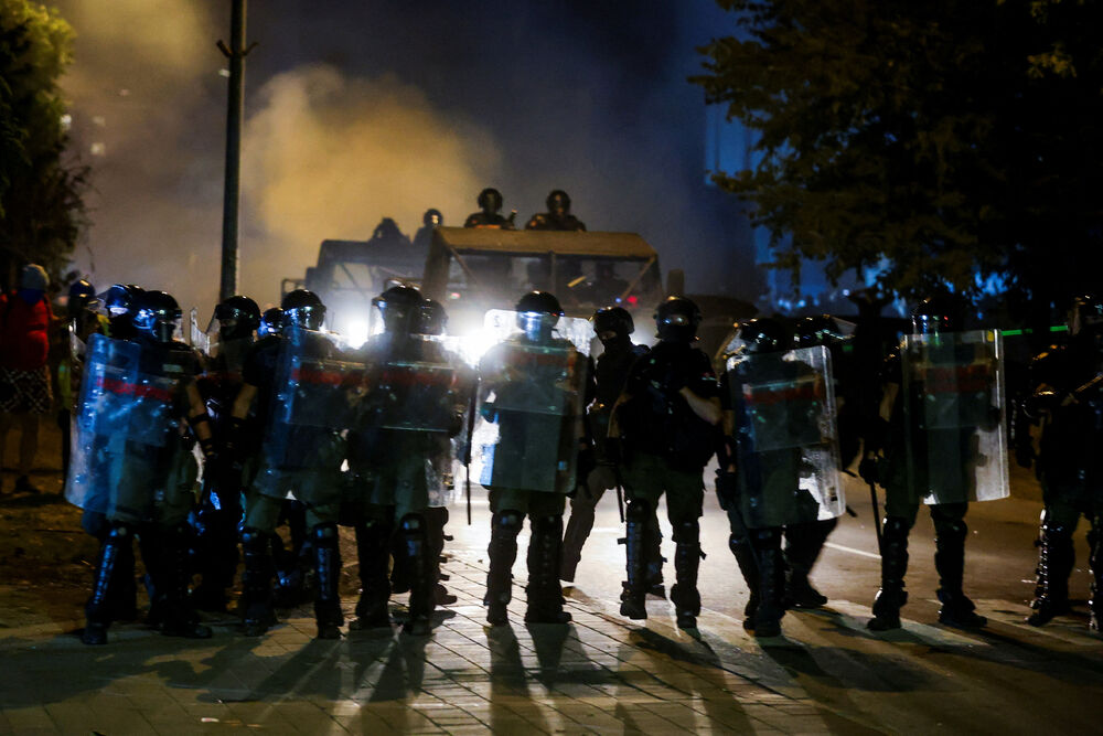 <p>"U Novom Sadu su, uz prisustvo predstavnika Evropskog parlamenta, neki pokušali da ugroze stabilnost i sigurnost Srbije sa fantomkama na glavama, šljemovima na tjemenu. Po svaku cijenu su želeli da zauzmu prostorije Filozofskog fakulteta u Novom Sadu i u tome nisu uspjeli", kazao je predsjednik Srbije</p>