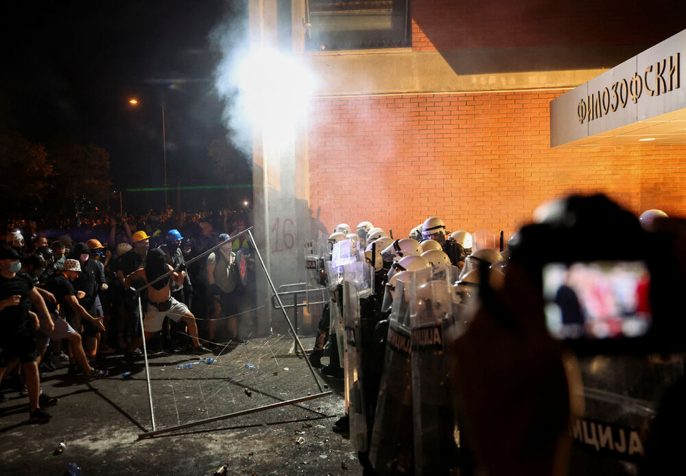 <p>"U Novom Sadu su, uz prisustvo predstavnika Evropskog parlamenta, neki pokušali da ugroze stabilnost i sigurnost Srbije sa fantomkama na glavama, šljemovima na tjemenu. Po svaku cijenu su želeli da zauzmu prostorije Filozofskog fakulteta u Novom Sadu i u tome nisu uspjeli", kazao je predsjednik Srbije</p>