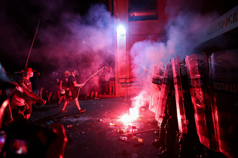 <p>"U Novom Sadu su, uz prisustvo predstavnika Evropskog parlamenta, neki pokušali da ugroze stabilnost i sigurnost Srbije sa fantomkama na glavama, šljemovima na tjemenu. Po svaku cijenu su želeli da zauzmu prostorije Filozofskog fakulteta u Novom Sadu i u tome nisu uspjeli", kazao je predsjednik Srbije</p>