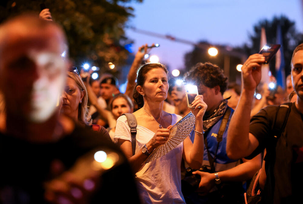 <p>"U Novom Sadu su, uz prisustvo predstavnika Evropskog parlamenta, neki pokušali da ugroze stabilnost i sigurnost Srbije sa fantomkama na glavama, šljemovima na tjemenu. Po svaku cijenu su želeli da zauzmu prostorije Filozofskog fakulteta u Novom Sadu i u tome nisu uspjeli", kazao je predsjednik Srbije</p>