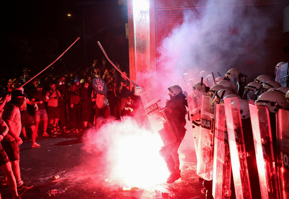 <p>"U Novom Sadu su, uz prisustvo predstavnika Evropskog parlamenta, neki pokušali da ugroze stabilnost i sigurnost Srbije sa fantomkama na glavama, šljemovima na tjemenu. Po svaku cijenu su želeli da zauzmu prostorije Filozofskog fakulteta u Novom Sadu i u tome nisu uspjeli", kazao je predsjednik Srbije</p>