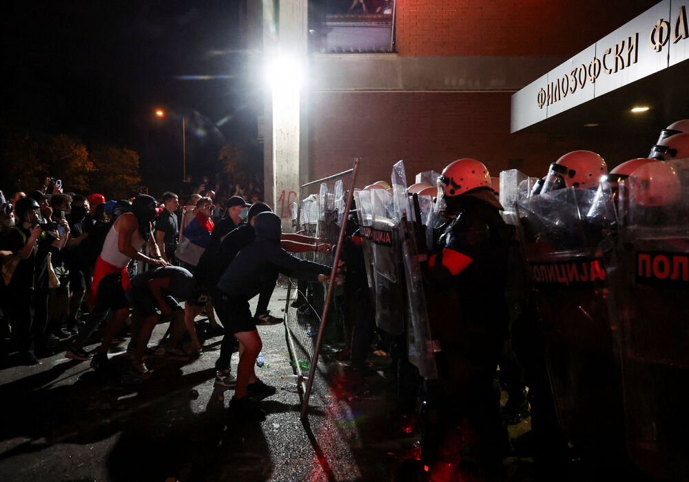 <p>"U Novom Sadu su, uz prisustvo predstavnika Evropskog parlamenta, neki pokušali da ugroze stabilnost i sigurnost Srbije sa fantomkama na glavama, šljemovima na tjemenu. Po svaku cijenu su želeli da zauzmu prostorije Filozofskog fakulteta u Novom Sadu i u tome nisu uspjeli", kazao je predsjednik Srbije</p>