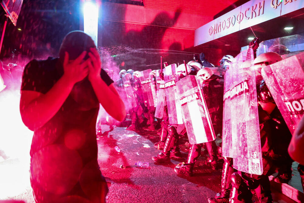 <p>"U Novom Sadu su, uz prisustvo predstavnika Evropskog parlamenta, neki pokušali da ugroze stabilnost i sigurnost Srbije sa fantomkama na glavama, šljemovima na tjemenu. Po svaku cijenu su želeli da zauzmu prostorije Filozofskog fakulteta u Novom Sadu i u tome nisu uspjeli", kazao je predsjednik Srbije</p>