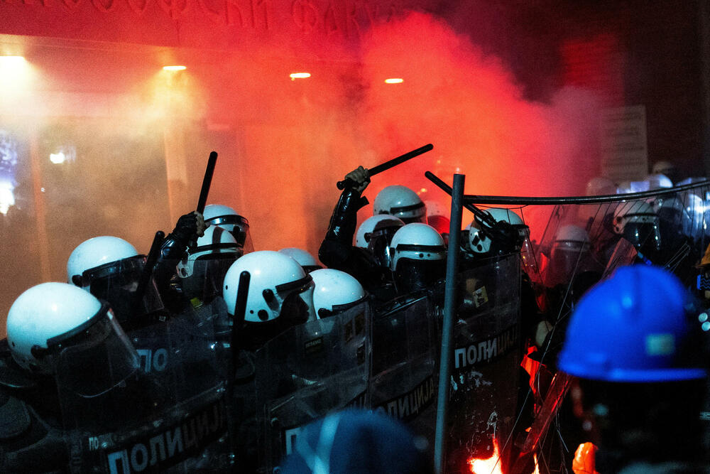 <p>"U Novom Sadu su, uz prisustvo predstavnika Evropskog parlamenta, neki pokušali da ugroze stabilnost i sigurnost Srbije sa fantomkama na glavama, šljemovima na tjemenu. Po svaku cijenu su želeli da zauzmu prostorije Filozofskog fakulteta u Novom Sadu i u tome nisu uspjeli", kazao je predsjednik Srbije</p>