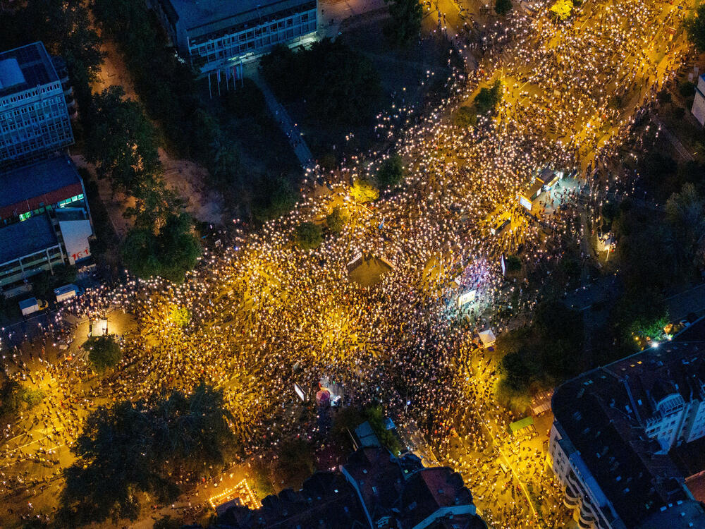<p>Arhiv javnih skupova je saopštio da je ta brojka učesnika protesta bila "prije nasilne intervencije policije"</p>