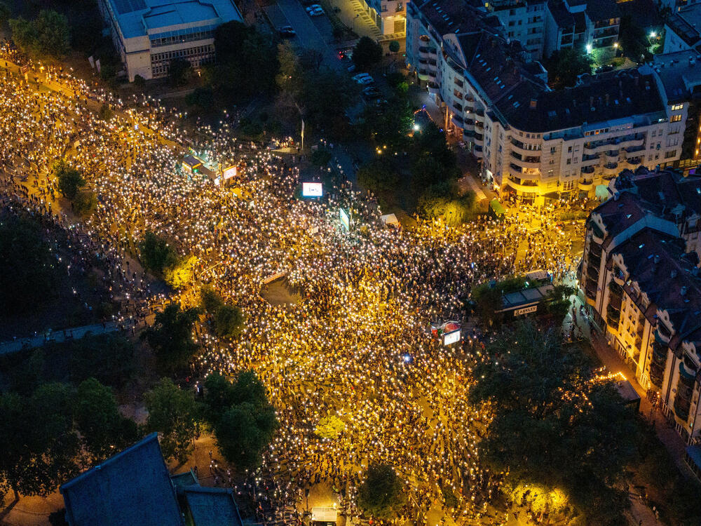 <p>Arhiv javnih skupova je saopštio da je ta brojka učesnika protesta bila "prije nasilne intervencije policije"</p>