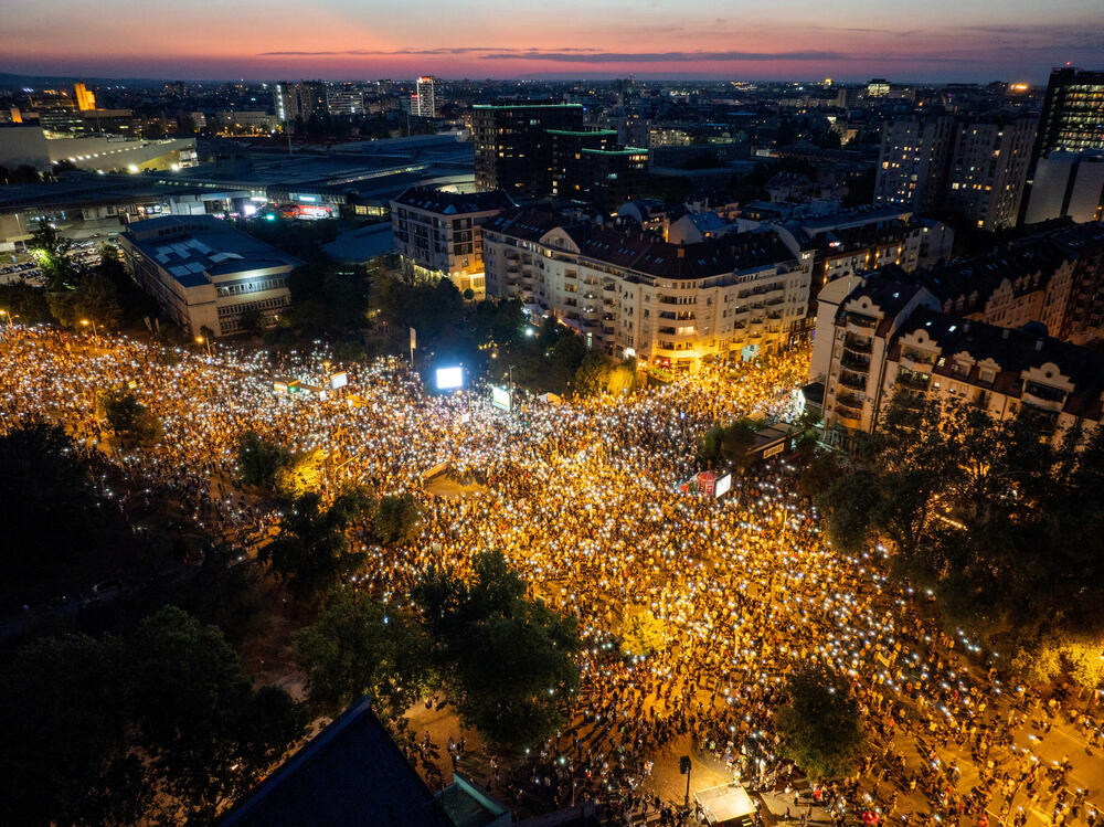 Srbska diaspora protestirala proti United Grupi v Amsterdamu, množični protesti potekali tudi v Srbiji