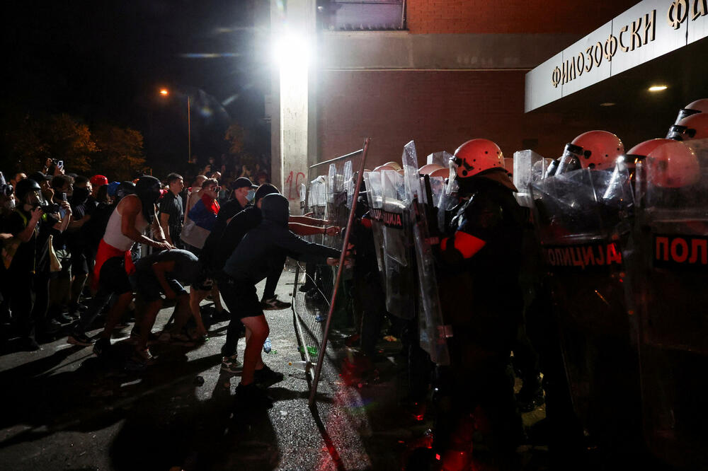 Sa protesta u Novom Sadu u petak veče, Foto: REUTERS
