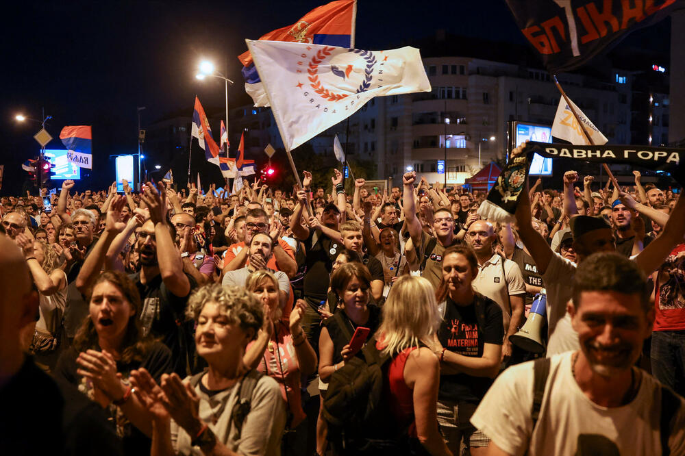 Sa protesta u Novom Sadu u petak veče, Foto: REUTERS