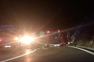 Udes iznad Budve: Automobil se prevrnuo, povrijeđenog vozača...