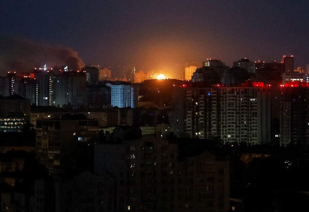 <p>Predsjednik Ukrajine Volodimir Zelenski izjavio je da je napad dronovima i raketama ubio četvoro ljudi i izazvao razaranja širom sjevera, juga i istoka zemlje, uključujući gradove Zaporožje, Krivi Rog i Odesu, kao i oblasti Sumi i Černigovsk</p>  <p>Ukrajinska premijerka Julija Sviridenko rekla je da je ovo prvi put tokom rata da je pogođena glavna zgrada vlade u Kijevu, što predstavlja simboličan udarac dobro branjenom dijelu grada</p>