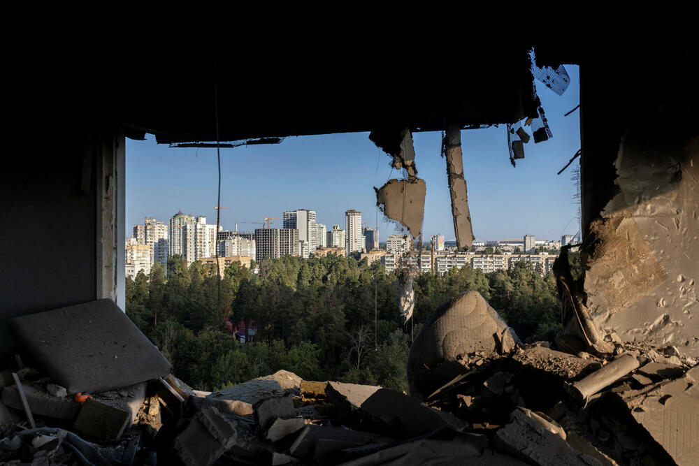 <p>Predsjednik Ukrajine Volodimir Zelenski izjavio je da je napad dronovima i raketama ubio četvoro ljudi i izazvao razaranja širom sjevera, juga i istoka zemlje, uključujući gradove Zaporožje, Krivi Rog i Odesu, kao i oblasti Sumi i Černigovsk</p>  <p>Ukrajinska premijerka Julija Sviridenko rekla je da je ovo prvi put tokom rata da je pogođena glavna zgrada vlade u Kijevu, što predstavlja simboličan udarac dobro branjenom dijelu grada</p>