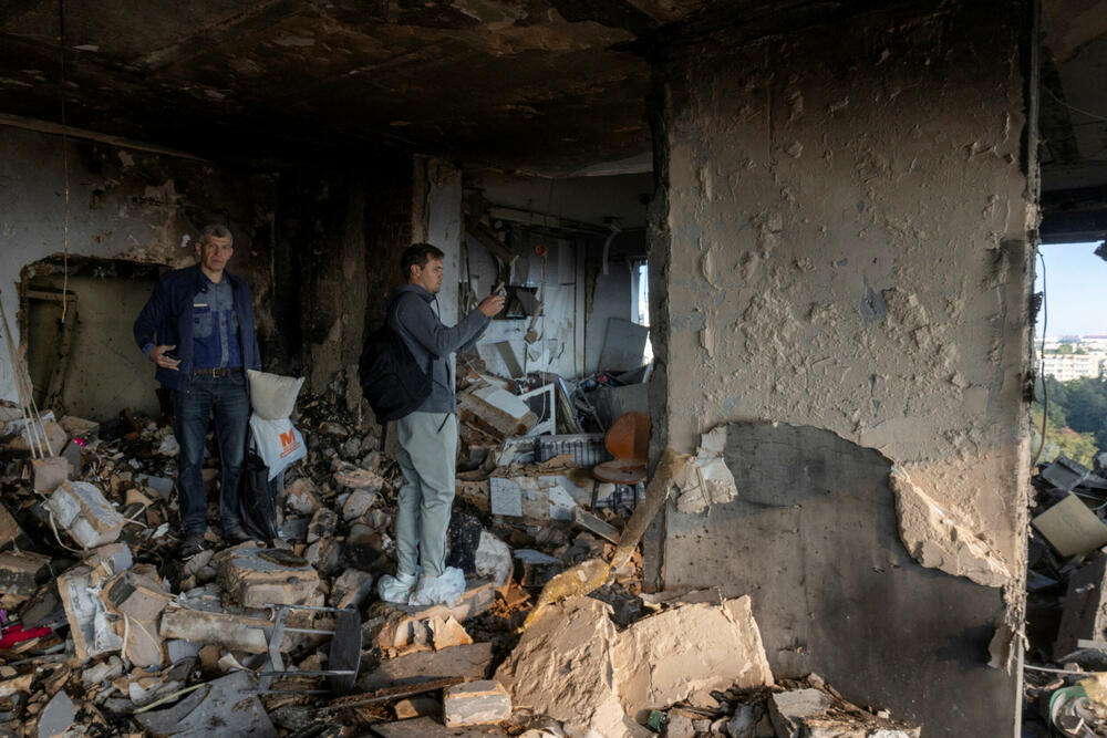 <p>Predsjednik Ukrajine Volodimir Zelenski izjavio je da je napad dronovima i raketama ubio četvoro ljudi i izazvao razaranja širom sjevera, juga i istoka zemlje, uključujući gradove Zaporožje, Krivi Rog i Odesu, kao i oblasti Sumi i Černigovsk</p>  <p>Ukrajinska premijerka Julija Sviridenko rekla je da je ovo prvi put tokom rata da je pogođena glavna zgrada vlade u Kijevu, što predstavlja simboličan udarac dobro branjenom dijelu grada</p>