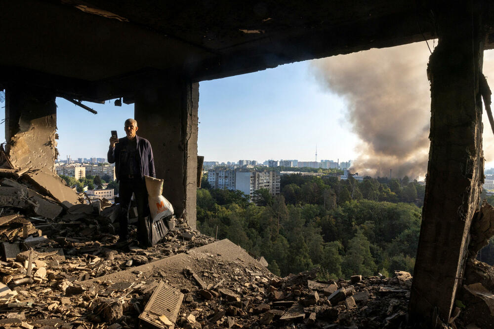 <p>Predsjednik Ukrajine Volodimir Zelenski izjavio je da je napad dronovima i raketama ubio četvoro ljudi i izazvao razaranja širom sjevera, juga i istoka zemlje, uključujući gradove Zaporožje, Krivi Rog i Odesu, kao i oblasti Sumi i Černigovsk</p>  <p>Ukrajinska premijerka Julija Sviridenko rekla je da je ovo prvi put tokom rata da je pogođena glavna zgrada vlade u Kijevu, što predstavlja simboličan udarac dobro branjenom dijelu grada</p>