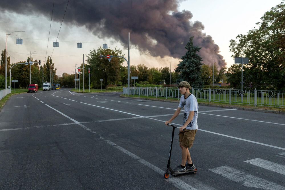 <p>Predsjednik Ukrajine Volodimir Zelenski izjavio je da je napad dronovima i raketama ubio četvoro ljudi i izazvao razaranja širom sjevera, juga i istoka zemlje, uključujući gradove Zaporožje, Krivi Rog i Odesu, kao i oblasti Sumi i Černigovsk</p>  <p>Ukrajinska premijerka Julija Sviridenko rekla je da je ovo prvi put tokom rata da je pogođena glavna zgrada vlade u Kijevu, što predstavlja simboličan udarac dobro branjenom dijelu grada</p>