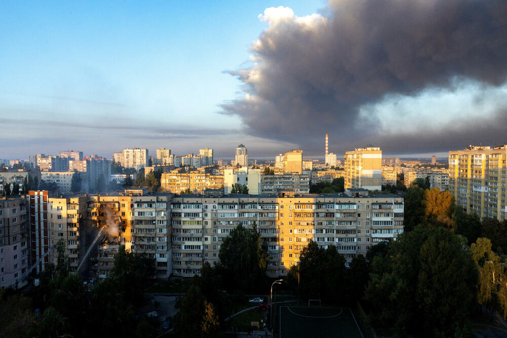 <p>Predsjednik Ukrajine Volodimir Zelenski izjavio je da je napad dronovima i raketama ubio četvoro ljudi i izazvao razaranja širom sjevera, juga i istoka zemlje, uključujući gradove Zaporožje, Krivi Rog i Odesu, kao i oblasti Sumi i Černigovsk</p>  <p>Ukrajinska premijerka Julija Sviridenko rekla je da je ovo prvi put tokom rata da je pogođena glavna zgrada vlade u Kijevu, što predstavlja simboličan udarac dobro branjenom dijelu grada</p>