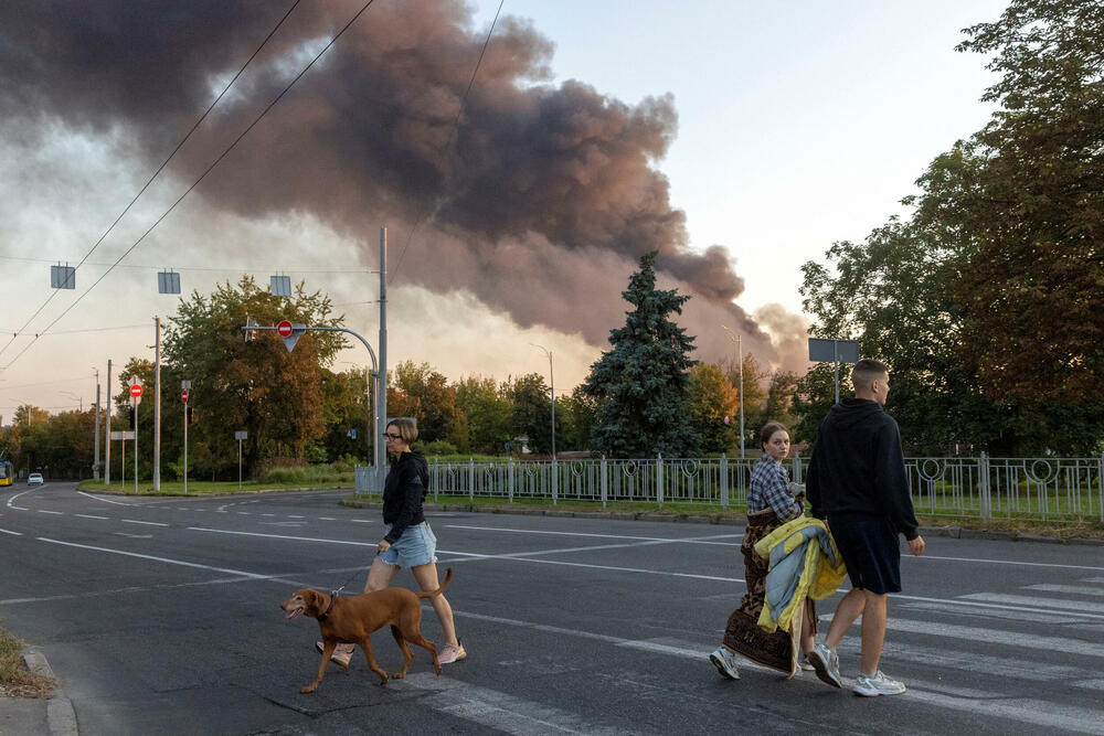 <p>Predsjednik Ukrajine Volodimir Zelenski izjavio je da je napad dronovima i raketama ubio četvoro ljudi i izazvao razaranja širom sjevera, juga i istoka zemlje, uključujući gradove Zaporožje, Krivi Rog i Odesu, kao i oblasti Sumi i Černigovsk</p>  <p>Ukrajinska premijerka Julija Sviridenko rekla je da je ovo prvi put tokom rata da je pogođena glavna zgrada vlade u Kijevu, što predstavlja simboličan udarac dobro branjenom dijelu grada</p>